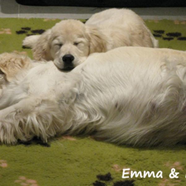 Emma met dikke buik en vriendin